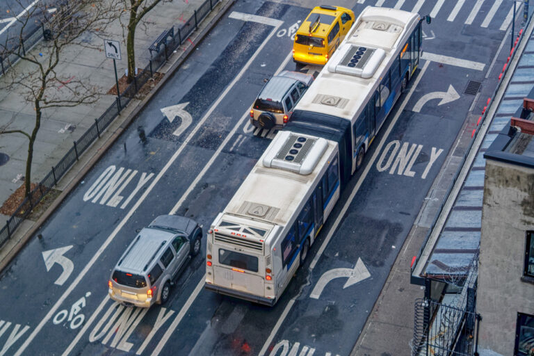 Calle de Nueva York con SUV Bus Taxi